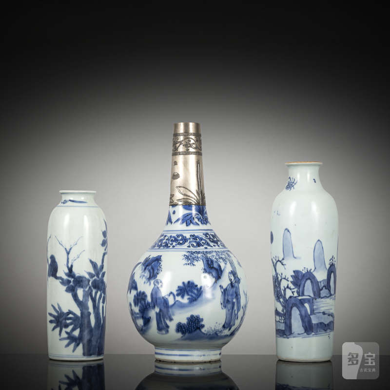 Two small sleeve vases and a porcelain bottle vase with underglaze blue decoration - 图1